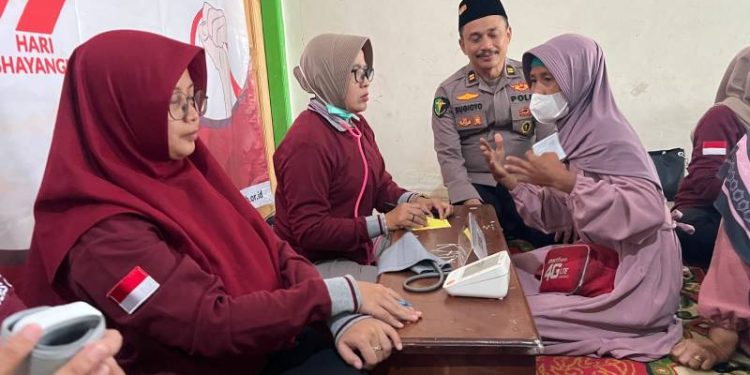 Peringati Hari Bhayangkara, Polres Gresik Gelar Baksos Kesehatan Gratis bagi Masyarakat dan Santri