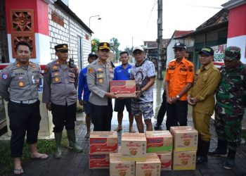 Bentuk Kepedulian, Kapolres Gresik Salurkan Bantuan Sosial bagi Warga Terdampak Banjir di Benjeng