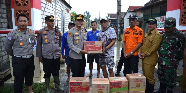 Bentuk Kepedulian, Kapolres Gresik Salurkan Bantuan Sosial bagi Warga Terdampak Banjir di Benjeng