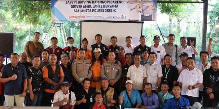 Tingkatkan Keselamatan di Jalan, Satlantas Polres Gresik Gelar Sosialisasi Safety Driving Bersama Driver Ambulans