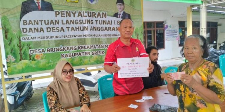 Tingkatkan Kesejahteraan Warga, Pemdes Bringkang Salurkan BLT DD 