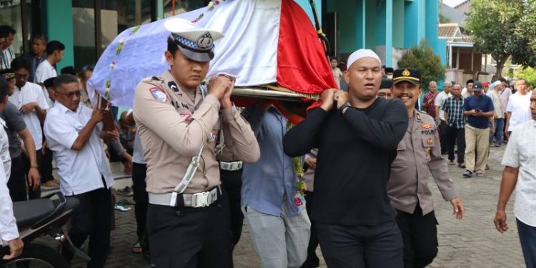 Berikan Penghormatan Terakhir, Wakapolres Gresik Pimpin Upacara Pemakaman Almarhum Iptu Soleh