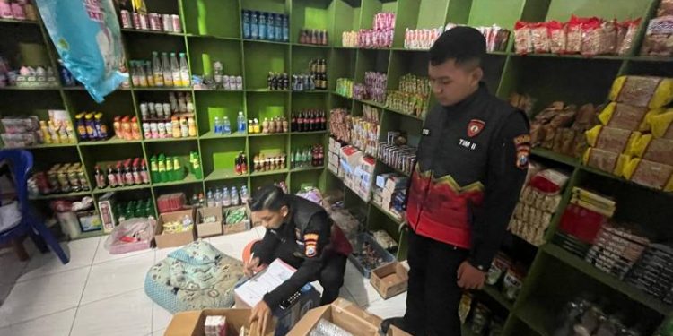 Tim Kalamunyeng Samapta Polres Gresik Amankan Puluhan Botol Miras dan Rokok Ilegal di Benjeng