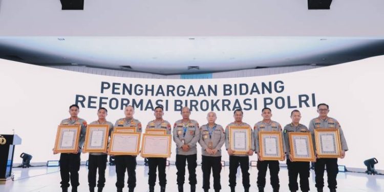 Kapolri Berikan Penghargaan Pembangunan Zona Integritas WBK Kepada Divisi Humas Polri