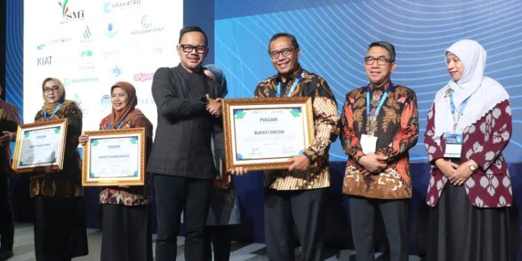 Komitmen Tingkatkan Layanan PDAM, Pemkab Gresik Raih Penghargaan PERPAMSI