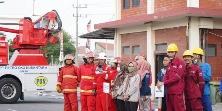 Peringati Hari Damkar Internasional, Petro Oxo Nusantara Gelar Simulasi Tanggap Darurat Bersama Warga Ring 1