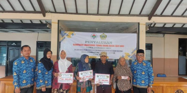 Pemdes Sekargadung Dukun Bagikan BLT, Kades Berharap Manfaatkan Sebaik Mungkin Untuk Kebutuhan Bahan Pokok