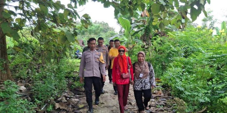 Kepedulian Polres Gresik, Bantu Nenek Sebatang Kara ke Tempat yang Lebih Baik