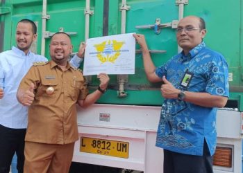 Bupati Gresik Lepas Ekspor Perdana Pakan Ternak ke Malaysia