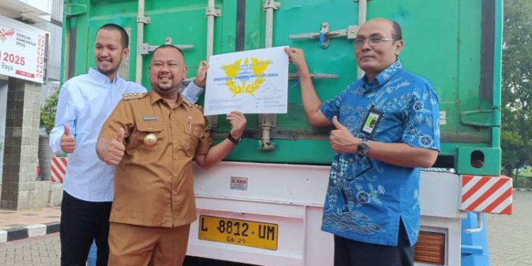 Bupati Gresik Lepas Ekspor Perdana Pakan Ternak ke Malaysia