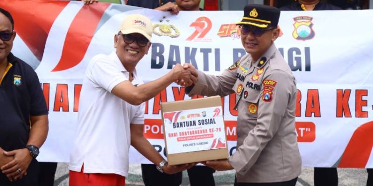 Peringati Hari Bhayangkara ke-79, Polres Gresik Salurkan Bansos dan Bhakti Religi