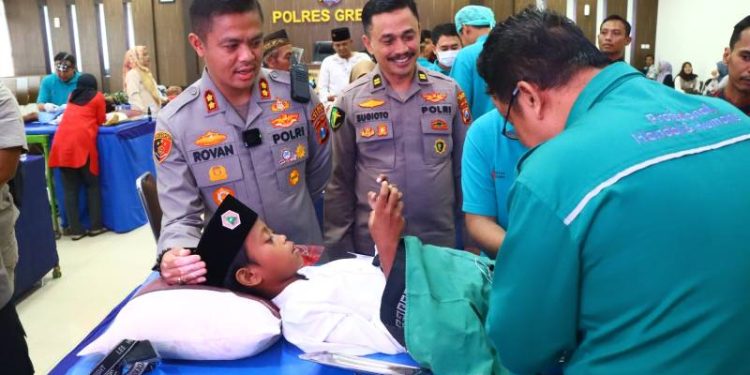 Polres Gresik Gelar Sunatan Massal Meriahkan Hari Bhayangkara ke-79, Kapolres Hadirkan Tim Sunat Super