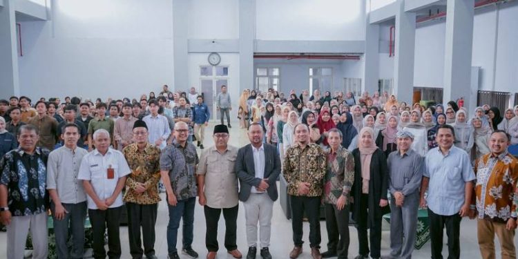 Bupati Gresik Serukan Peningkatan Skill Mahasiswa di Ajang SNEKBIS 2025