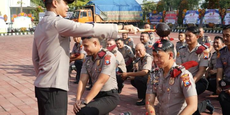 Kapolres Gresik Pimpin Upacara Korp Raport, 58 Anggota Naik Pangkat