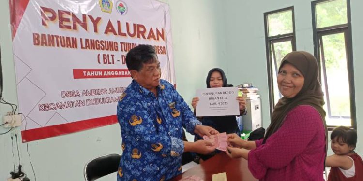Peduli Warga Kurang Mampu, Pemdes Ambeng-Ambeng Duduksampeyan Kembali Salurkan BLT DD pada 39 KPM