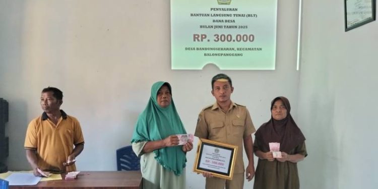 Tekan Angka Kemiskinan dan Sejahterakan Warganya, Pemdes Bandungsekaran Balongpanggang Bagikan BLT-DD