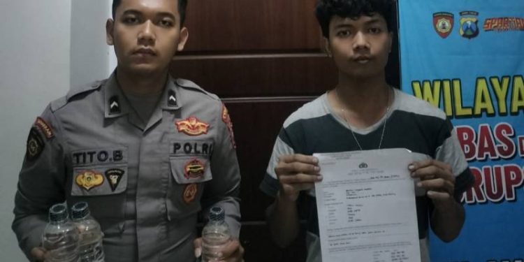 Tindak Tegas Penjual Miras, Polres Gresik Amankan Puluhan Botol Arak