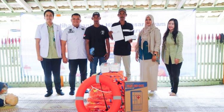 Peduli Nelayan Sekitar Pabrik, Petrokimia Gresik Bekali Pelatihan dan Periksa Kesehatan Gratis