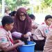 Sabarnya Bu Nyai Refah Islami Ajari Santri Mencuci dan Melipat Baju Bekal Hidup Mandiri di Masa Depan