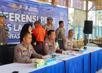 Keterangan foto : Kasatlantas Polres Gresik, AKP Rizky Julianda Putra Buna saat ungkap kasus tabrak lari di Menganti.