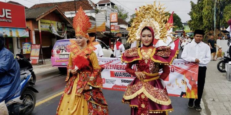 Bangun Kebersamaan Antar Warga Desa, Pemdes Sidomulyo Sidayu Gelar Karnaval HUT RI Ke-80
