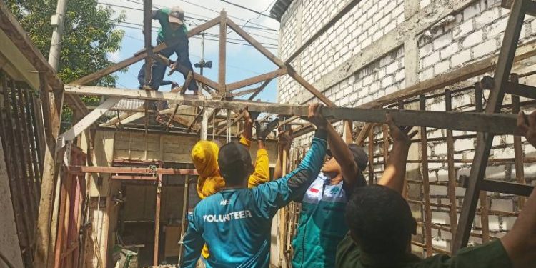 Berkah Kemerdekaan, Penjual Pentol Keliling Berusia 80 Tahun Dapat Bantuan Bedah Rumah dari NH dan BMT Mandiri Sejahtera