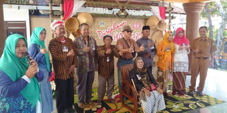 Serunya Aksi Para Lansia Tangguh Ikuti Lomba Story Telling di Desa Sukomulyo