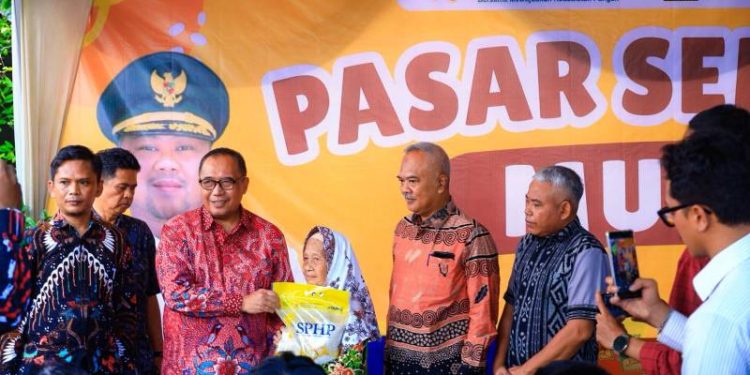 Pemkab Gresik Gelar Sembako Murah, Tekan Inflasi dan Bantu Warga