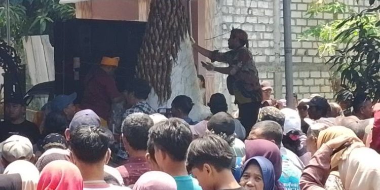 Sedekah bumi Desa Tambakberas Cerme, Warga Kirab Tumpeng Bandeng