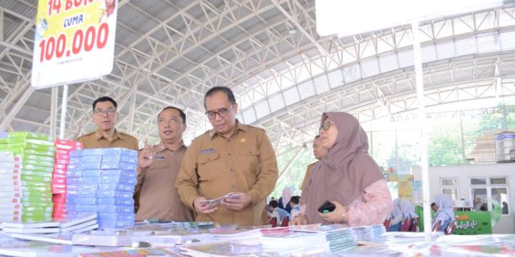 Bangkitkan Minat Baca, Sekda Gresik Buka Festival Literasi di Momen Hari Kunjung Perpustakaan
