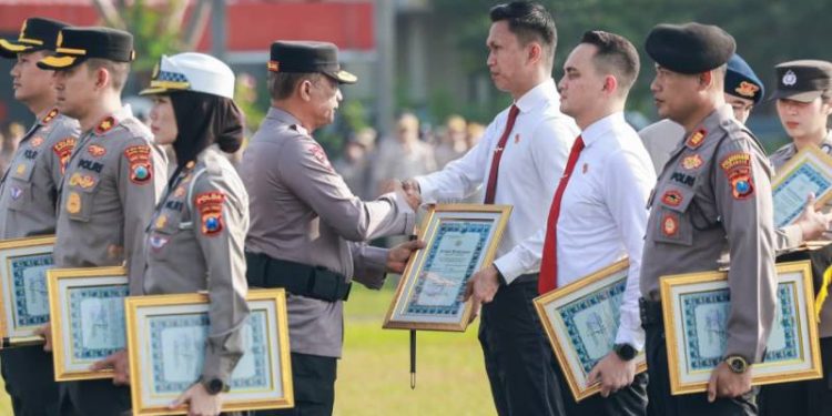 Satreskrim Polres Gresik Terima Penghargaan Kapolda Jatim Usai Ungkap Kasus Pembunuhan 1×24 Jam