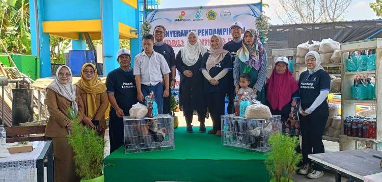 Dukung Program Ketahanan Pangan, Pemdes Randuboto Sidayu Gresik Bagikan Ayam Petelur