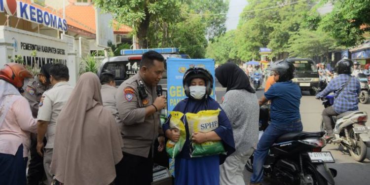 Lewat Gerakan Pangan Murah, Polres Gresik Turun Langsung Bantu Warga Dapatkan Beras Terjangkau