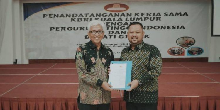 Teken MoU Dengan KBRI Malaysia, Bupati Fandi Akhmad Yani Ingin Selamatkan Anak Pekerja Migran Dari Generasi Tanpa Identitas