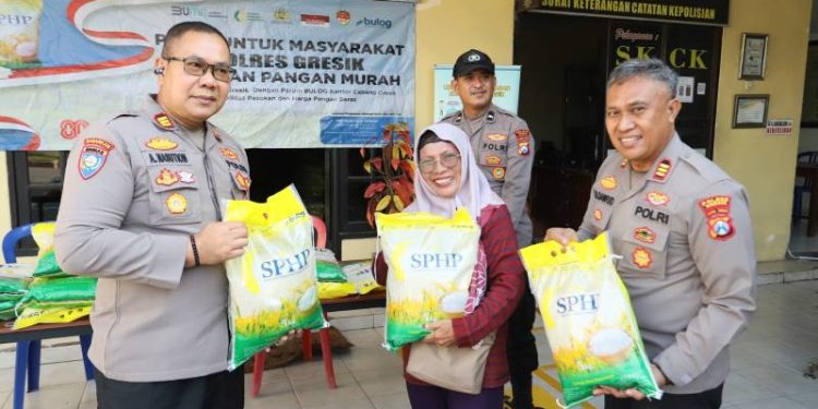 Polres Gresik Gelar Pasar Murah, Puluhan Sak Beras Ludes dalam Momen Hari Pangan Sedunia