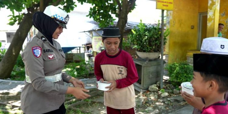 Aksi Humanis, Satlantas Polres Gresik Bagikan Makanan Lewat Jumat Berkah