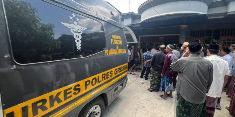 Kepedulian Polres Gresik, Antar Jenazah Pahlawan Devisa Asal Lowayu hingga Rumah Duka Gratis