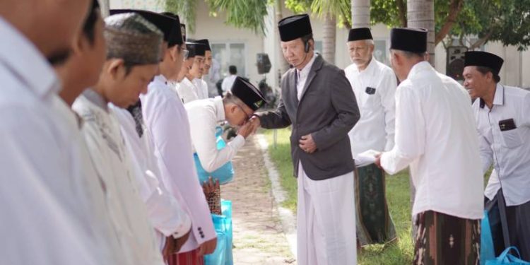 Usung Tema “Pesantren Berbagi di Hari Santri” Ponpes Ihyaul Ulum Dukun Gelar Peringatan HSN 2025