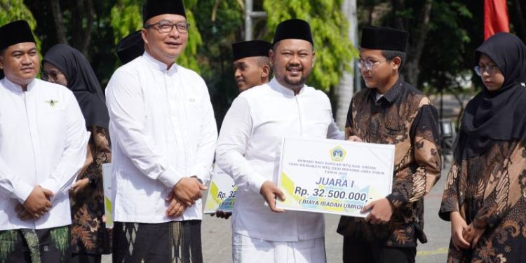 Juara Umum MTQ Jatim, Bupati Yani Serahkan Reward kepada Kafilah Gresik Rp813 Juta