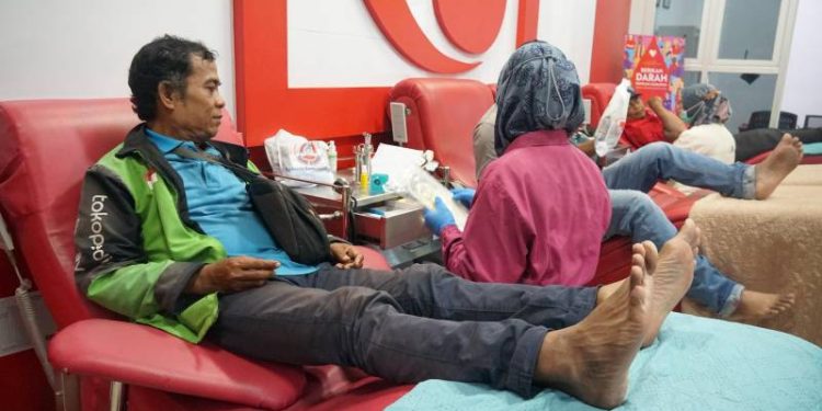 Polres Gresik Bersama Nitizen dan Ojol Rayakan HUT Humas Polri ke 74 Dengan Donor Darah