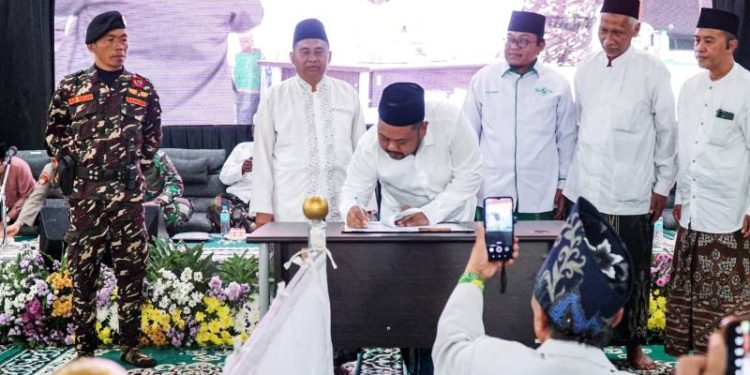 Pemkab dan PCNU Gresik Teken MoU, Sepakat Penuhi Hak Anak-Anak PMI di Malaysia pada Puncak Hari Santri