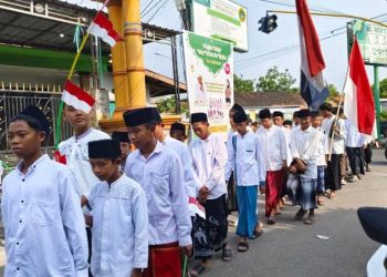 Ponpes Modern Almiftah Mojopuro Wetan Bungah Gelar Kirab Hari Santri Nasional 2025