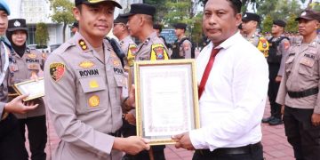 Wujud Apresiasi, Kapolres Gresik Beri Penghargaan kepada 25 Personel dan Warga yang Berdedikasi