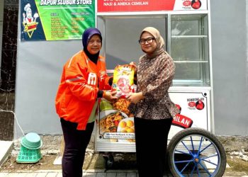 Gelar Reses, Mbak Nila DPR RI Berikan Rombong Gratis untuk Ojol Perempuan di Gresik