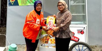 Gelar Reses, Mbak Nila DPR RI Berikan Rombong Gratis untuk Ojol Perempuan di Gresik