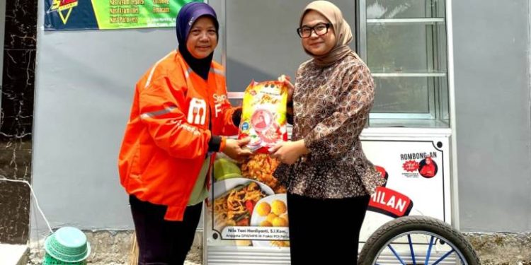 Gelar Reses, Mbak Nila DPR RI Berikan Rombong Gratis untuk Ojol Perempuan di Gresik