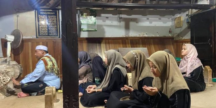 Nderek Kyai, Santri Pesantren Almiftah Modern Diajak Ziarah Wali: Dekatkan Diri pada Ilahi Robbi