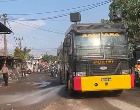 Respon Keluhan Warga, Polres Gresik Semprot Jalan Berdebu Imbas Pelebaran Jalan