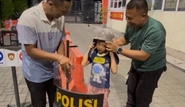 Bernazar Ingin Pegang Tameng Usai Ujian, Dikawal Ayahnya Bocah 6 Tahun Datangi Polres Gresik