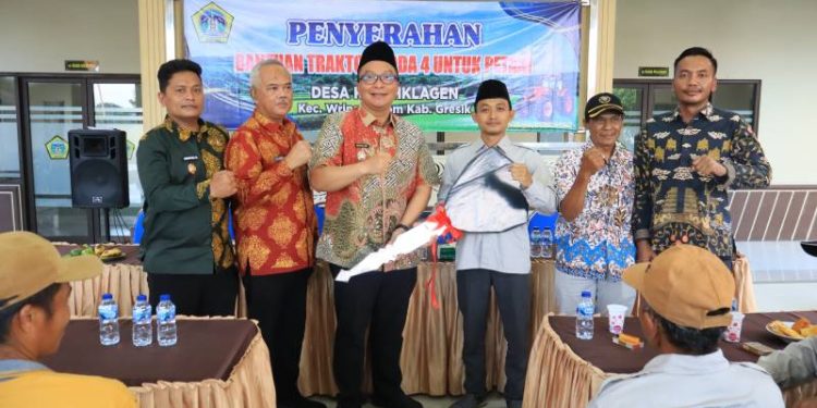 Sambang Petani di Kepuhklagen, Wabup Alif Serahkan Traktor dan Sosialisasikan Diskon Pupuk untuk Petani